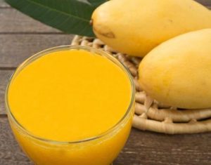 mango for dry skin, rubbing mango skin on face, 